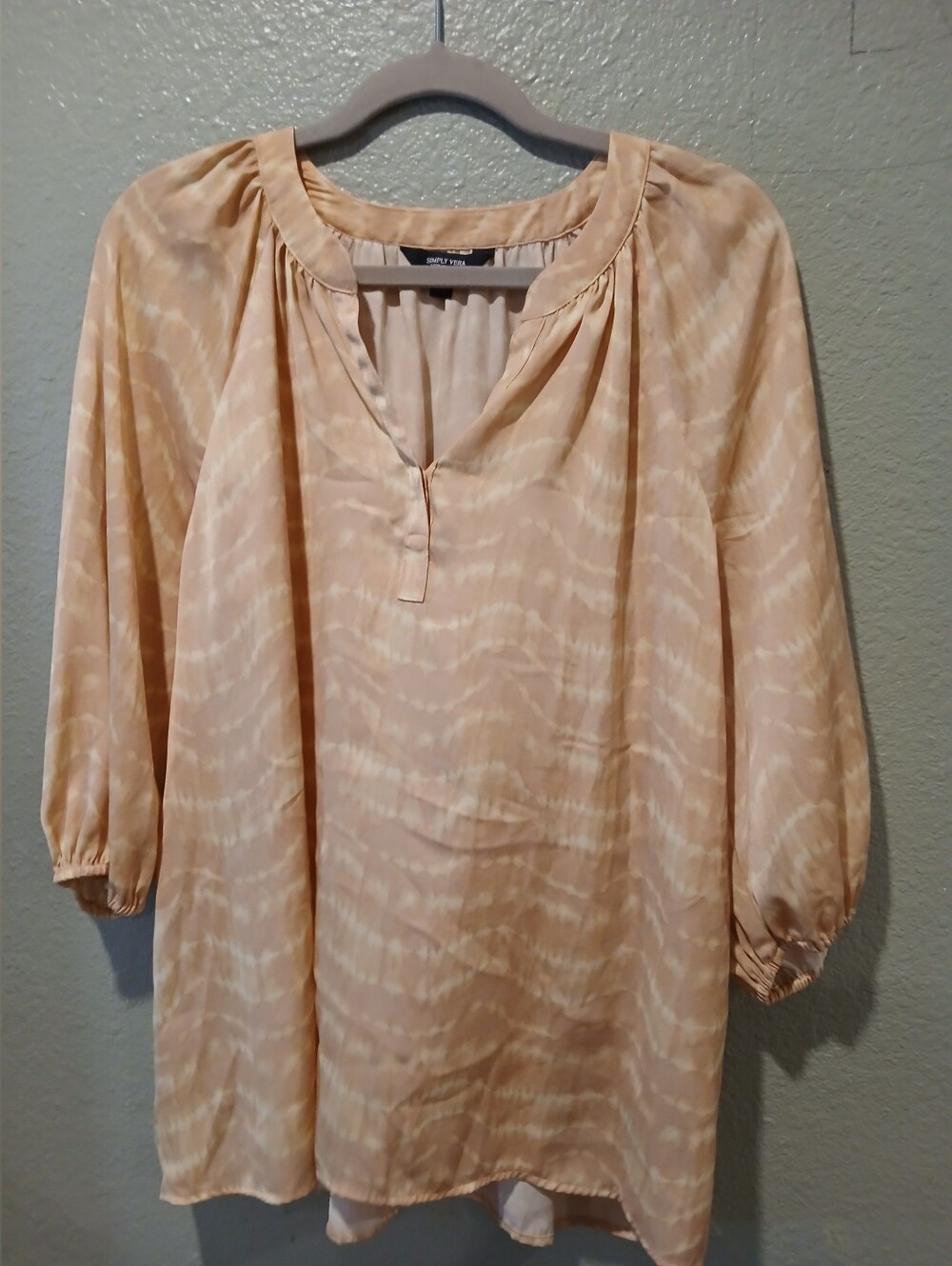 Simply Vera Vera Wang Blouse Top Peach Beige Tie Dye Wavy V-Neck 3/4 Sleeve Lrg.